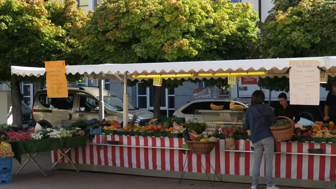 stand-auf-dem-wochenmarkt-am-schrannenplatz-in-neuburg