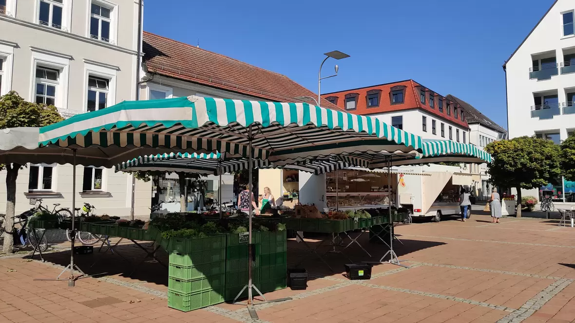 gemuesestand-auf-dem-neuburger-wochenmarkt