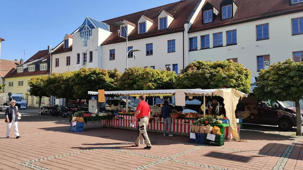 stand-von-weiter-weg-wochenmarkt-neuburg