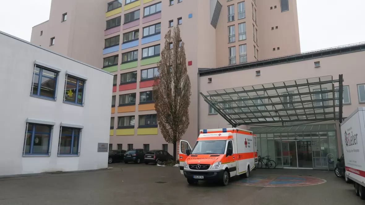 die-notaufnahme-mit-krankenwagen-davor