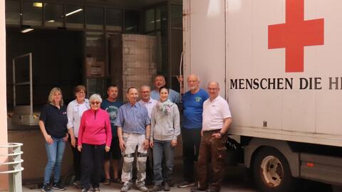 Mitglieder des Fördervereins humanitäre Hilfe BRK und Mitarbeitenden des AMEOS Klinikum St. Elisabeth Neuburg, haben gemeinsam die Spenden an einem Samstag gesichtet und für den Transport verladen.