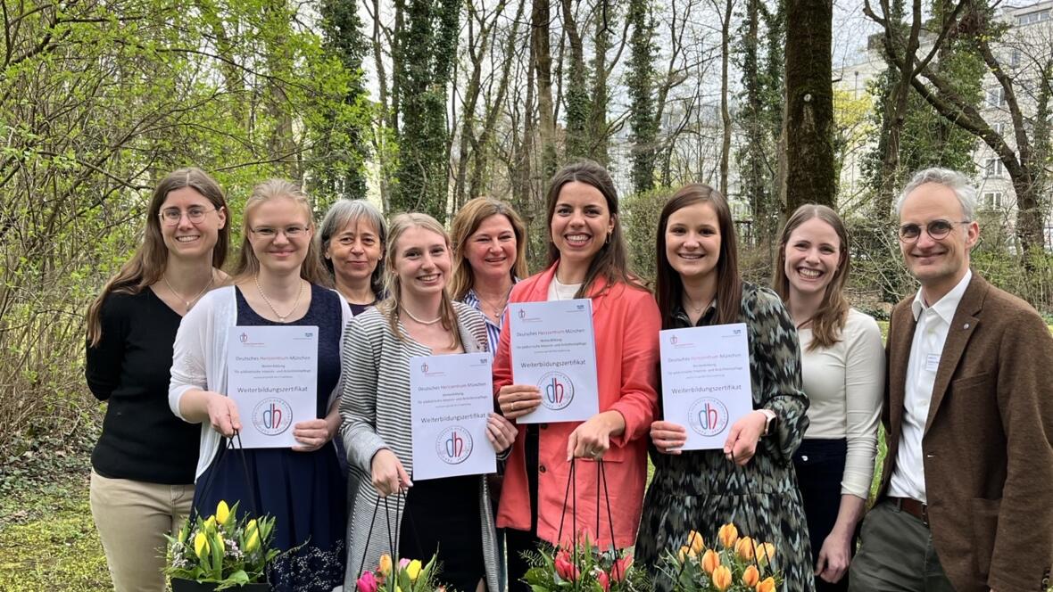 Durften sich gemeinsam über den erfolgreichen Abschluss zur Fachweiterbildung pädiatrische und anästhesiologische Intensivpflege freuen. (v.l.) Manuela Rösler, Daniela Schmid, Maria Miehling, Teresa Stadmüller, Andrea Plach, Magdalena Huber, Lena Babiel, Regina Neubauer, Pflegedirektor Matthias Mielke