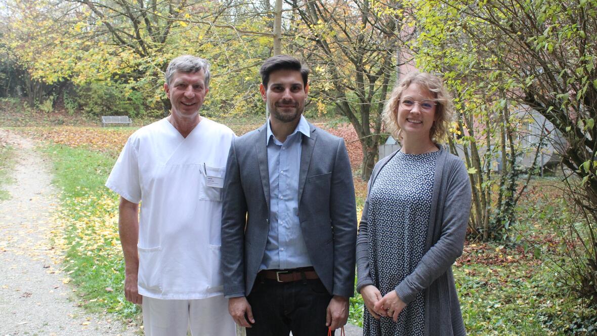 Dr. Armin Both, leitender Oberarzt in der Klinik für Frauenheilkunde und Geburtshilfe mit Todor Ilkov, Chefarzt in der Klinik für Frauenheilkunde und Geburtshilfe und Ann-Kathrin Schmidt, Stellvertretende Krankenhausdirektorin im AMEOS Klinikum St. Elisabeth Neuburg.