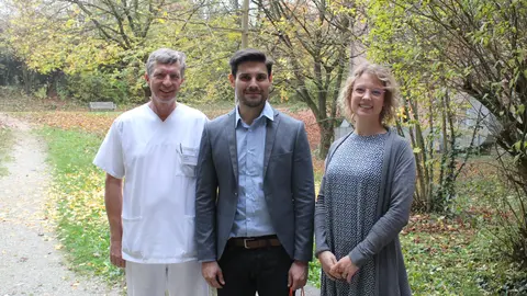 Dr. Armin Both, leitender Oberarzt in der Klinik für Frauenheilkunde und Geburtshilfe mit Todor Ilkov, Chefarzt in der Klinik für Frauenheilkunde und Geburtshilfe und Ann-Kathrin Schmidt, Stellvertretende Krankenhausdirektorin im AMEOS Klinikum St. Elisabeth Neuburg.