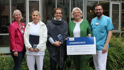 v.l. Anne Kohler-Hoffmann, Leitung Klinikseelsorge und Stellvertretende Vorsitzende Klinisches Ethikkomitee, Dr. Margit Anna Sorg, Leitende Oberärztin in der Klinik für Anästhesie und Intensivmedizin, Maike Stikarowski, Leitung Sozialdienst, Dorothea Hentsch, Vorsitzende Förderverein Palliative Versorgung e. V. und Christian Berberich, Stellvertretender Ärztlicher Direktor und Chefarzt in der Klinik für Akut- und Notfallmedizin