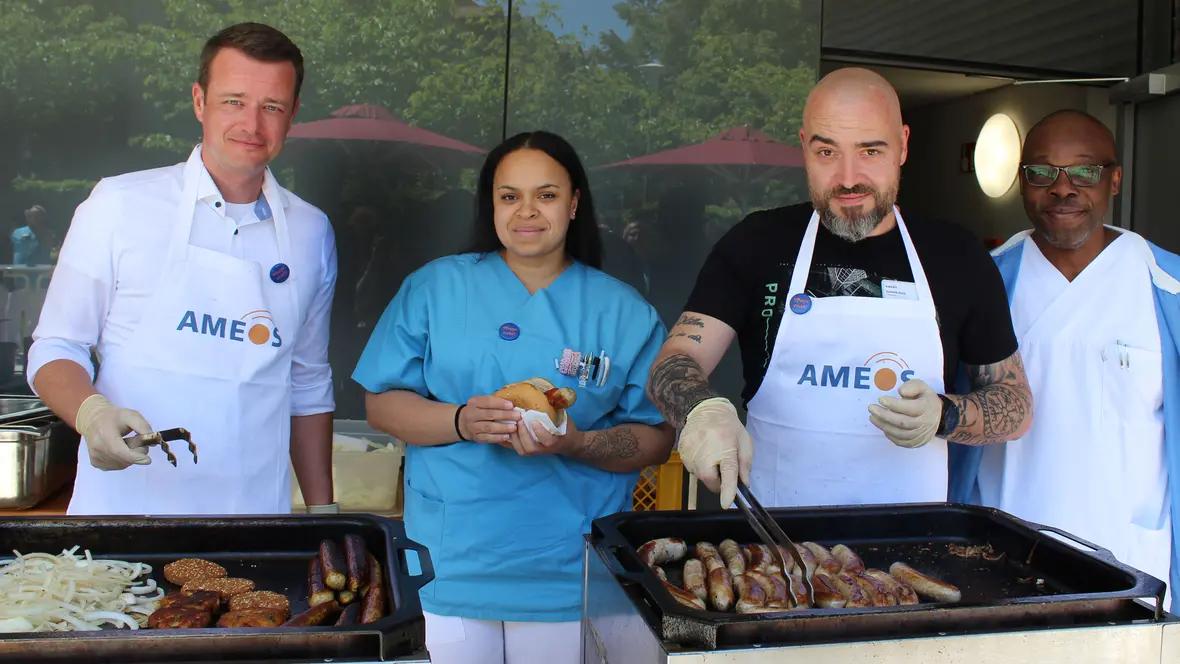 Florian Kern, Krankenhausdirektor, Carina Gebhard, Stellvertretende Krankenhausdirektorin und Dominik Bock, Pflegedirektor grillen für die Pflegekräfte