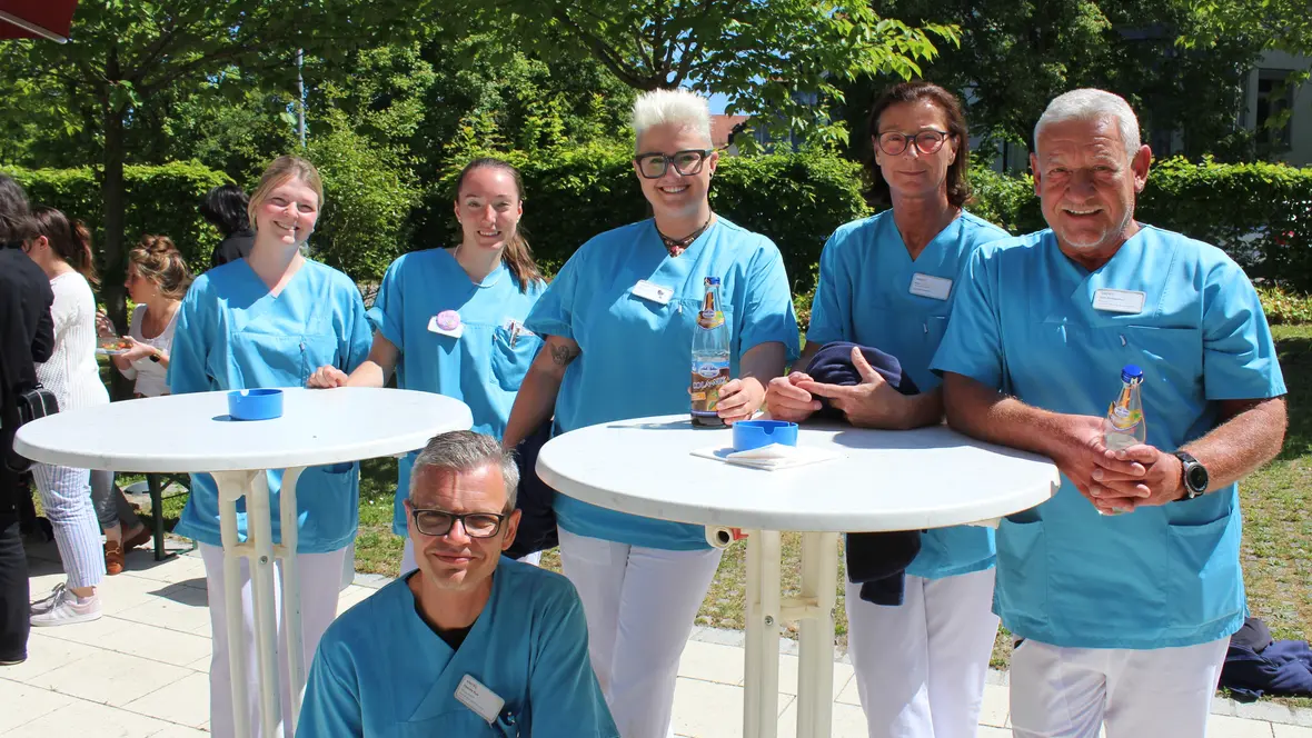 Florian Kern, Krankenhausdirektor, Carina Gebhard, Stellvertretende Krankenhausdirektorin und Dominik Bock, Pflegedirektor grillen für die Pflegekräfte