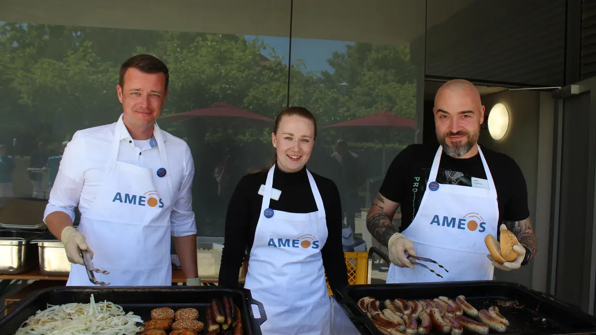 Florian Kern, Krankenhausdirektor, Carina Gebhard, Stellvertretende Krankenhausdirektorin und Dominik Bock, Pflegedirektor grillen für die Pflegekräfte