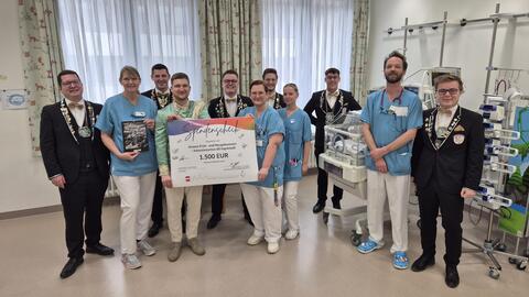 Die Faschingsgesellschaft Geisenfeld überreichte den Spendenscheck an Ulrike   
Flüthmann, Pflegekraft und Stillberaterin, Katja Stief, Stationsleitung, Janine Weger,   
Medizinische Fachangestellte und Fabian Müller, Oberarzt (v.l.n.r)