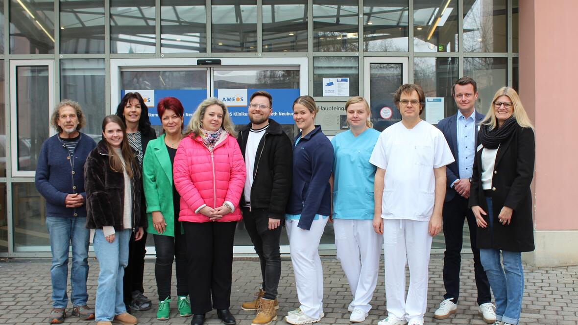 Die Hospizhelfer mit Elke Zitzelsberger, Ansprechpartnerin Hospizverein (4. v.l.), Dr.   
Alexander Sturm, Oberarzt, Neurologe (3. v.r.), Florian Kern, Krankenhausdirektor (2. v.r.),   
Christina Wenninger, Kompetenzbereich Pflege (r.) und den Delirbeauftragten der Stationen  