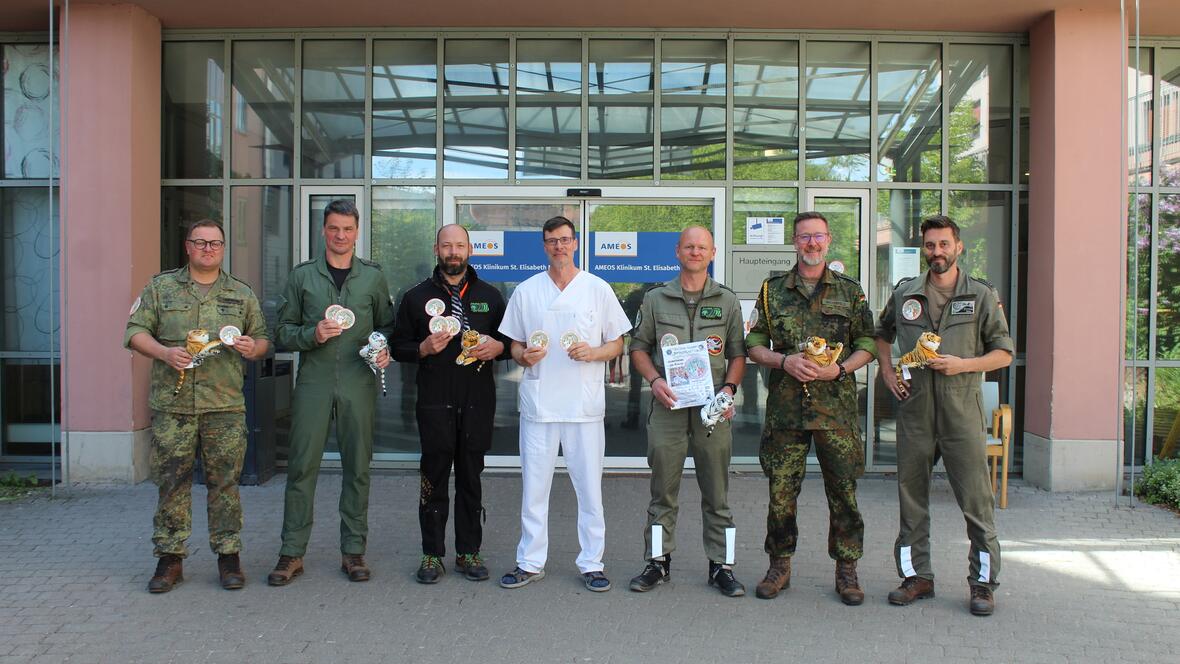 v.l. Florian Herrmann, 3. Vorstand Bavarian Tigers, Oberst Jürgen Schönhöfer, Kommodore TaktLwG 74, Andy Saschowa, Marketing Bavarian Tigers, Dr. Daniel Vilser, Chefarzt der Klinik für Kinder- und Jugendmedizin im AMEOS Klinikum St. Elisabeth Neuburg und am Standort Ingolstadt, Marcel Wenk, Marketing Bavarian Tigers, Artur Mayerföls, Tiger-Spieß und Stephan Kingl, 2. Vorstand Bavarian Tigers   
