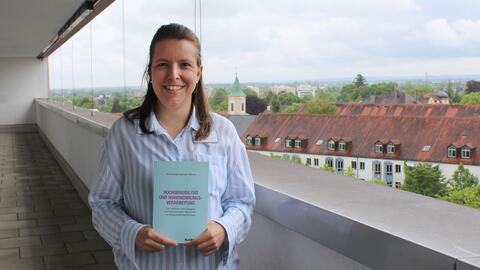 Dr. Teresa Tillmann präsentiert ihr Buch (ISBN 978-3-17-037918-3), das im Kohlhammer Verlag erschienen ist.