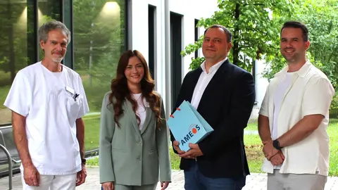  v.l. Dr. Achim Wolf, Ärztlicher Direktor, Sabine Schmidt, Leitung Projektmanagement, Dr. medic Claudiu Fagadar, neuer Chefarzt der Klinik für Frauenheilkunde und Geburtshilfe und Patriciu Cordea, neuer Oberarzt der Klinik für Frauenheilkunde und Geburtshilfe  
