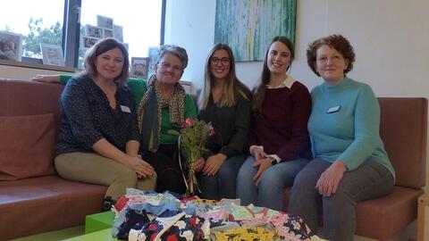 Wurden wir ihren Näheinsatz mit einem Blumenstrauß überrascht. (v.l.) Andrea Plach, Hildegard Kaufmann, Johanna und Kathrin Kaltenstadler und Herta Wiebl.