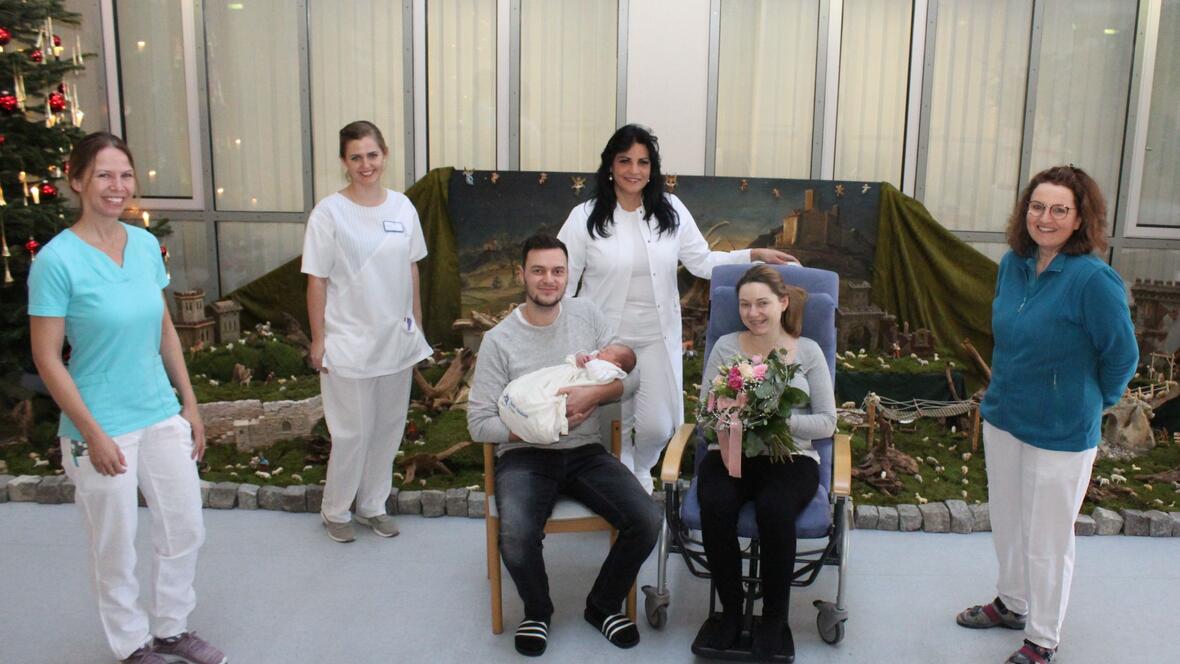 Alisa und ihre Eltern durften vor der Entlassung noch die Glückwünsche der Geburtsstation entgegennehmen.(v.l.) Hebamme Sabine Nießl-Birkmeier, Sr. Daniela Reil von Station 2, Tobias Simit mit Tochter Alisa, leitende Oberärztin der Geburtshilfe Lizet de la Caridad Cruz Topiz, Ramona Simet und Hebamme Brigitte Rechenauer.