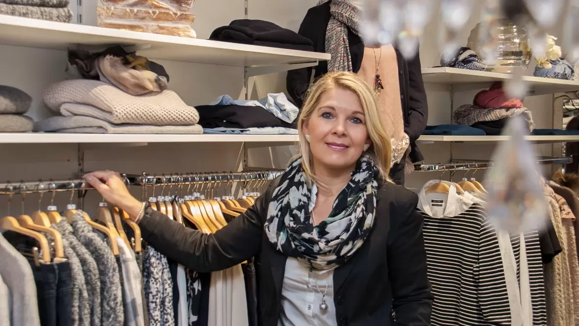 anziehend-bianca-mijatovic-vor-cardigans-regal