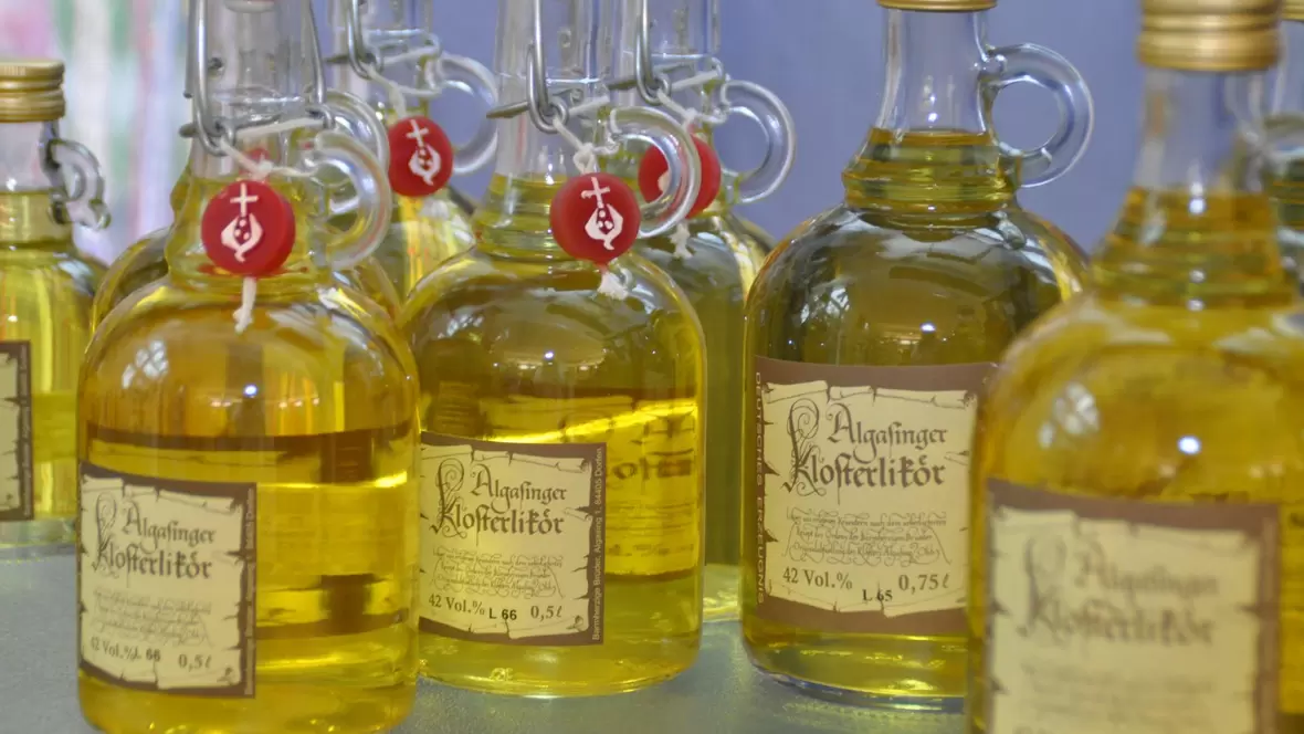 algasinger-klosterlikoer-in-glasflaschen-apotheke-der-barmherzigen-brueder
