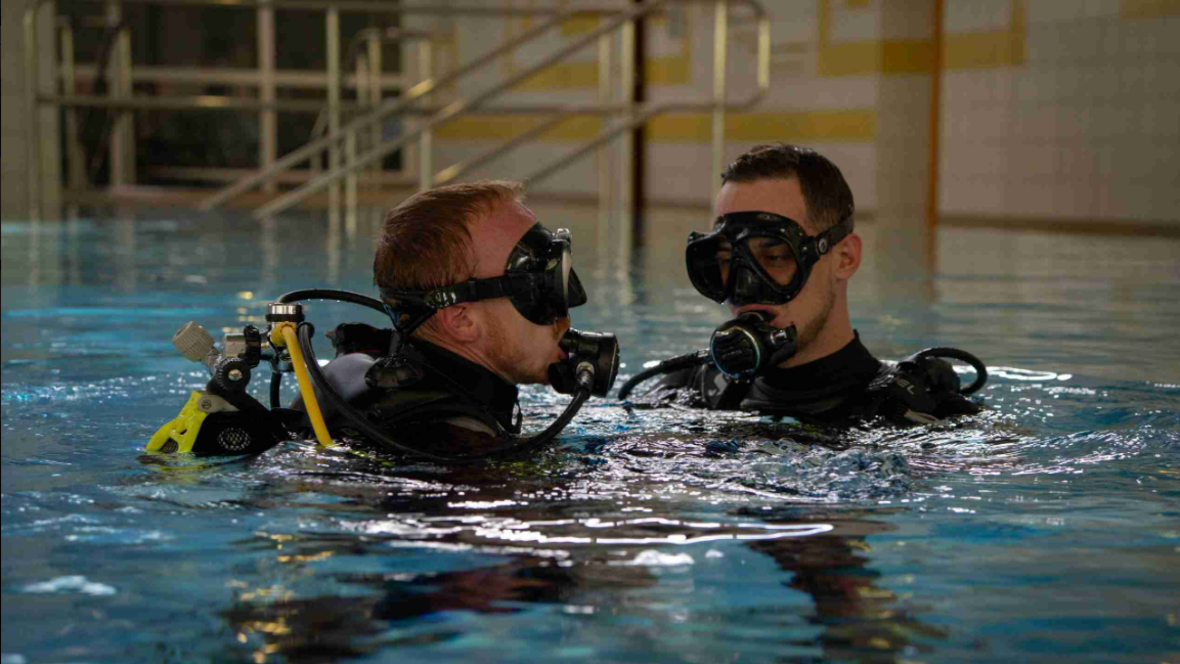 Konzentration im Tauchkurs bei AquaXplore