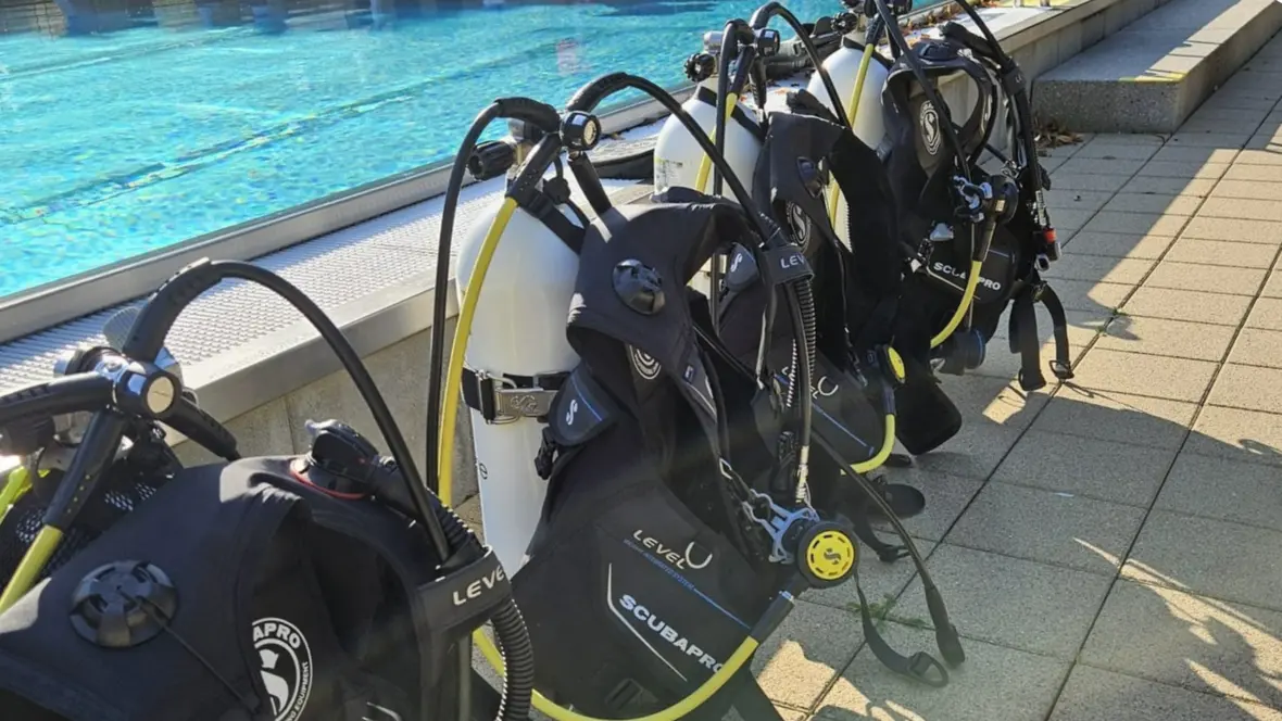 Bei AquaXplore in Neuburg kann die Ausrüstung für das Tauchtraining ausgeliehen oder gekauft werden.