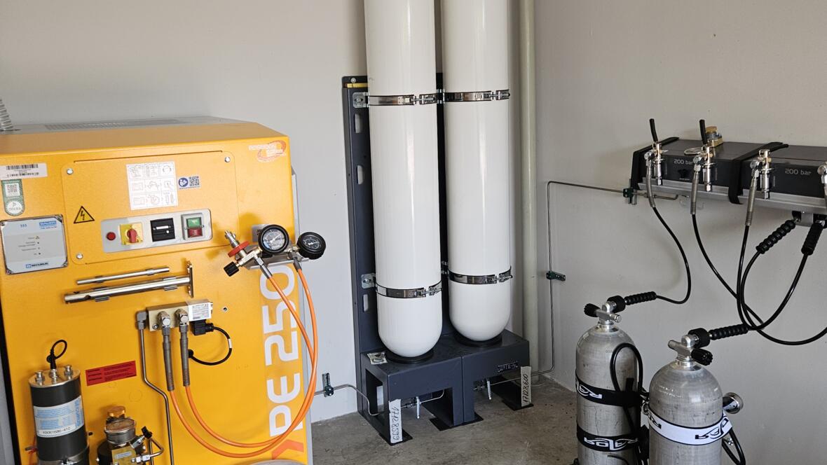 Die moderne Füllstation von AquaXplore sorgt für zuverlässig gefüllte Pressluftflaschen mit sauberer Atemluft nach höchsten Standards.