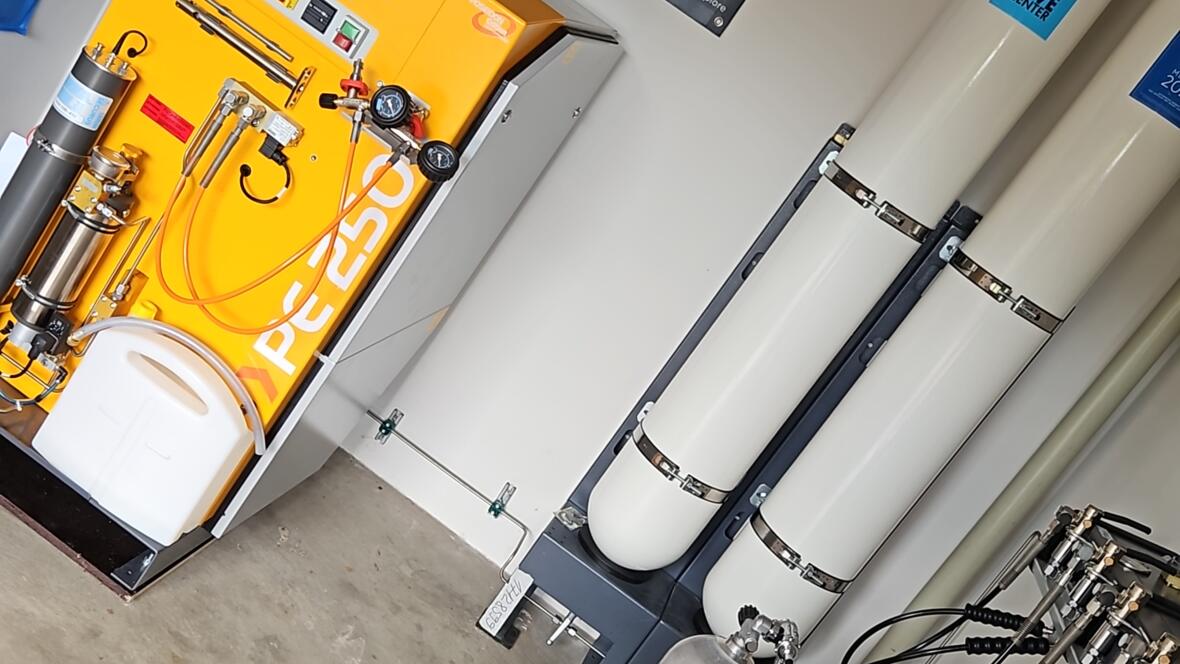 Die leistungsfähige Kompressoranlage bei AquaXplore gewährleistet professionelle Versorgung mit Atemluft – sicher und effizient.