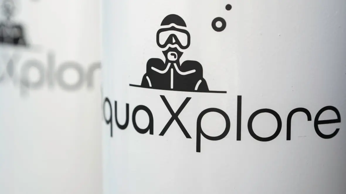 Das Logo von AquaXplore steht für Leidenschaft, Sicherheit und Kompetenz im Tauchsport – sichtbar auf jedem Detail der Ausrüstung.
