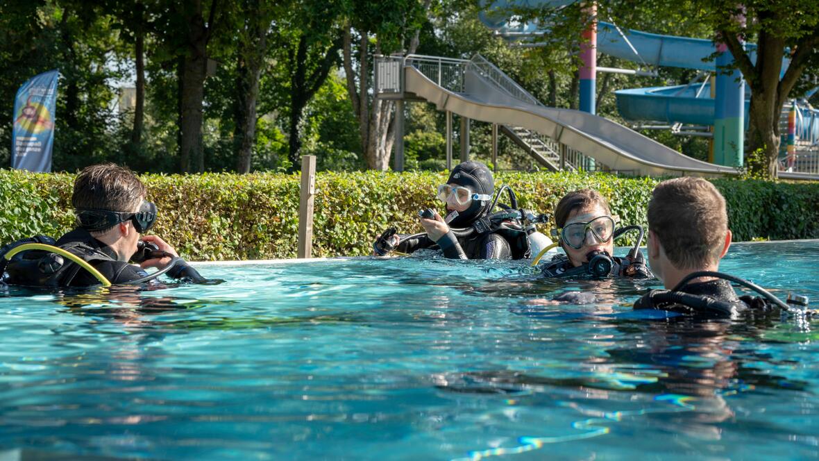 AquaXplore vermittelt wichtige Fertigkeiten für sicheres Tauchen – vom Umgang mit der Ausrüstung bis zur Kommunikation unter Wasser.
