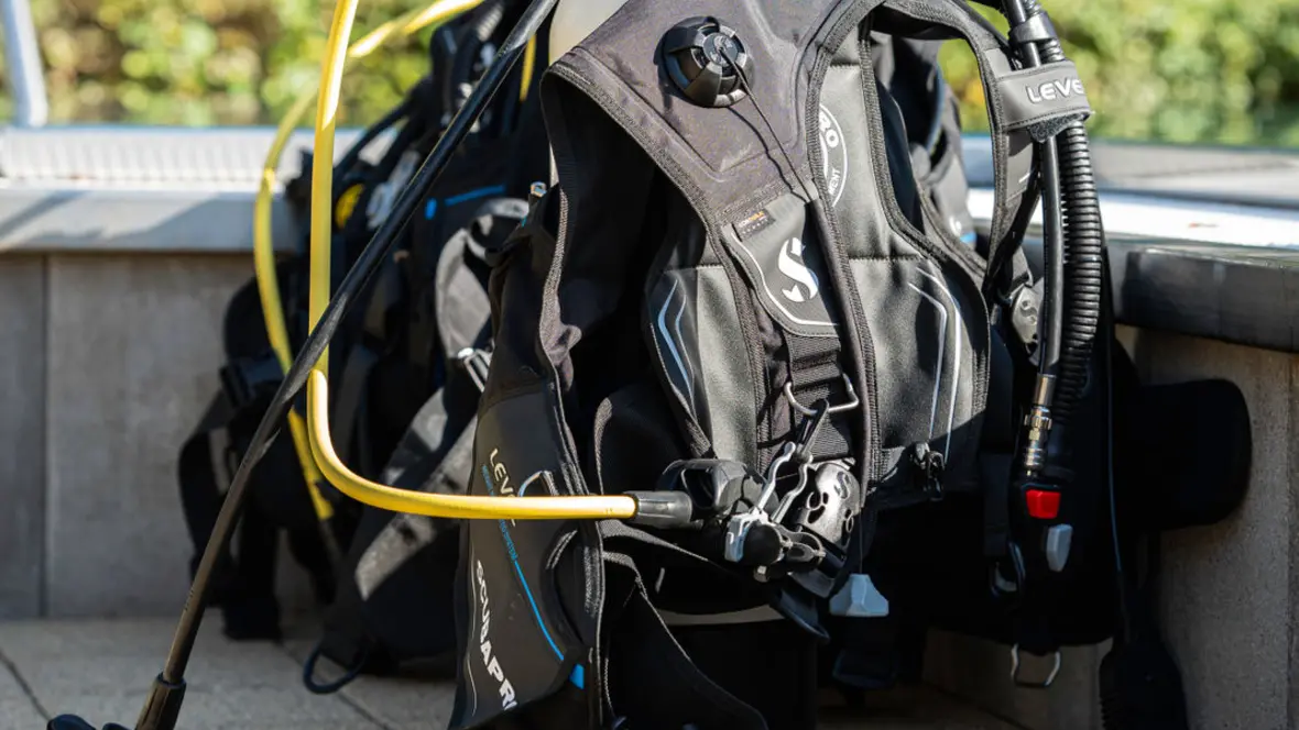 Bei AquaXplore ist alles durchorganisiert – vom Schnuppertauchen bis zur Ausbildung. Die Ausrüstung steht bereit, die Trainer sind erfahren, das Abenteuer kann beginnen!