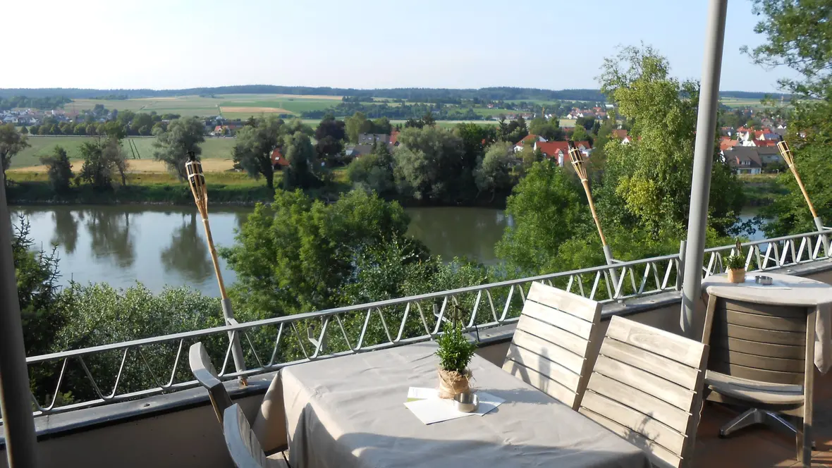 aussicht-ueberdachte-terrasse-mit-sitzplaetzen-und-aussicht-auf-neuburg