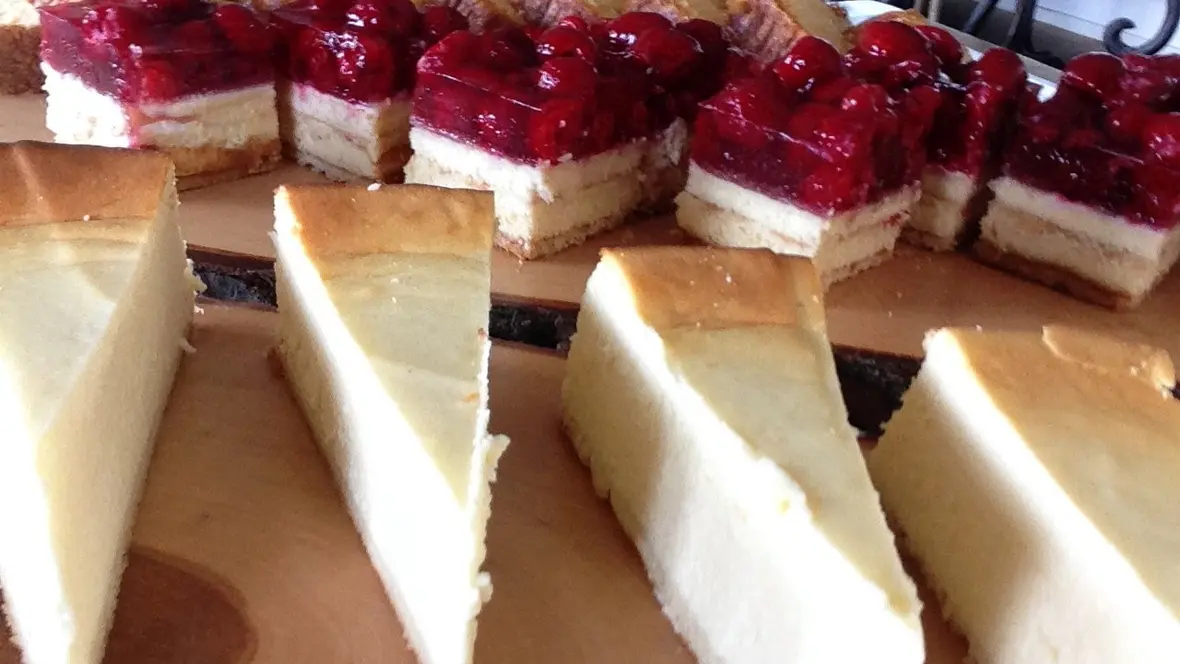 aussicht-neuburg-verschiedene-kuchensorten-auf-holzplatten