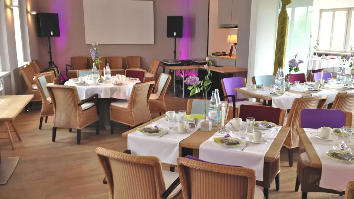 aussicht-neuburg-veranstaltungsraum-mit-leinwand-und-musik-anlage