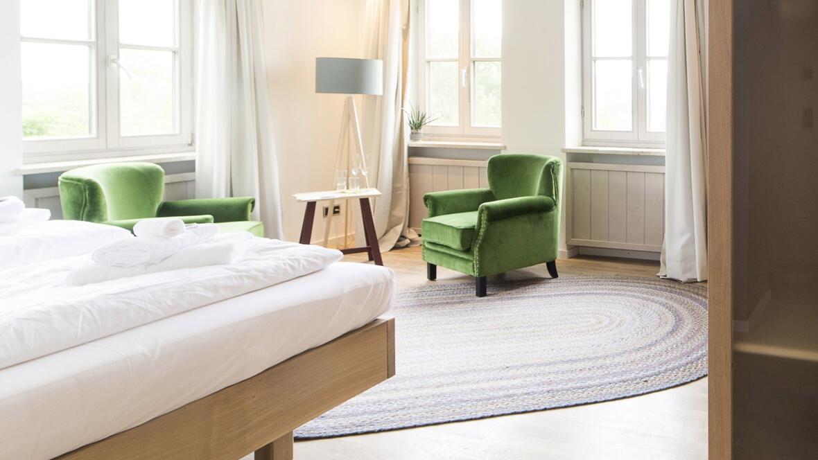 aussicht-neuburg-hotelzimmer-mit-bett-und-aussicht-nach-draussen