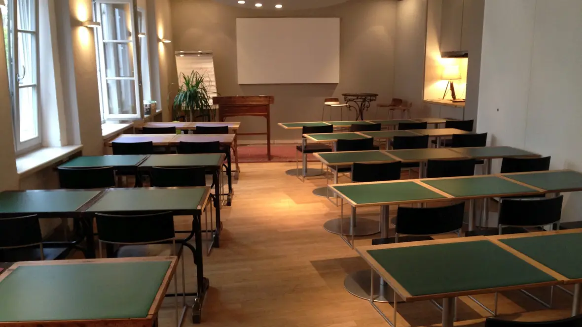 aussicht-sitzungsraum-mit-tischen-und-leinwand