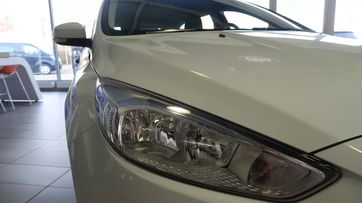 der-scheinwerfer-eines-ford-focus-turnier-aus-der-naehe