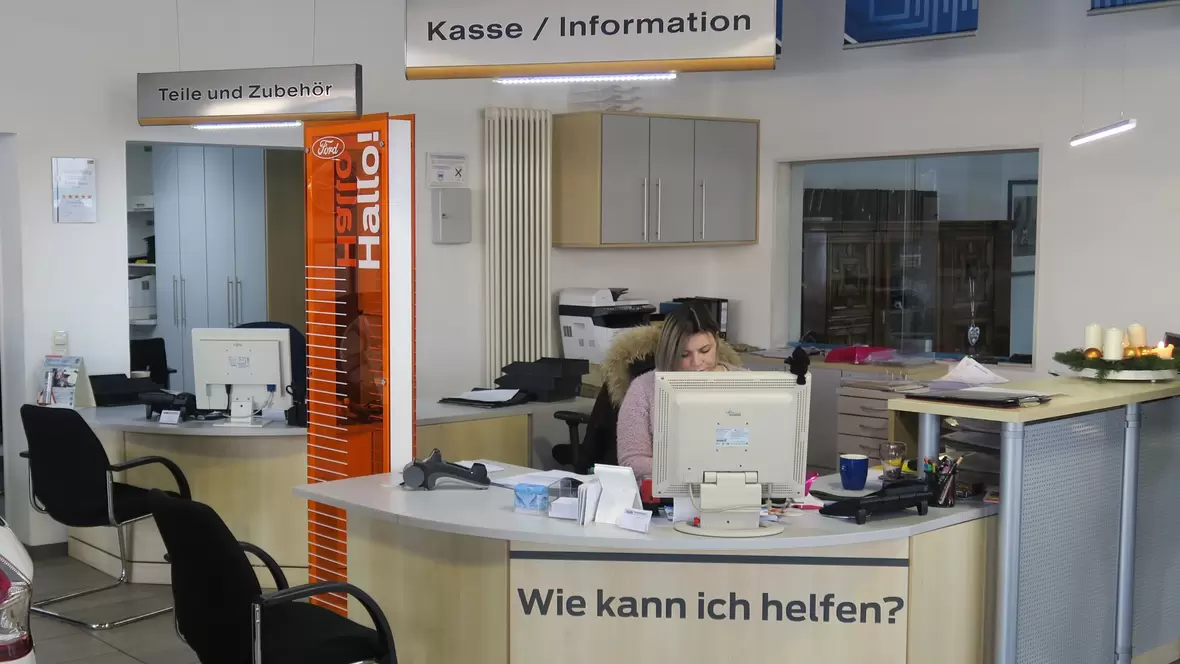 freundliche-kundenbetreuung-beim-ford-bacher-in-neuburg