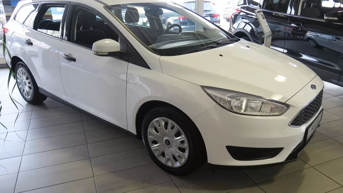 autohaus-bacher-gmbh-neuburg-ford-focus-turnier-im-showroom