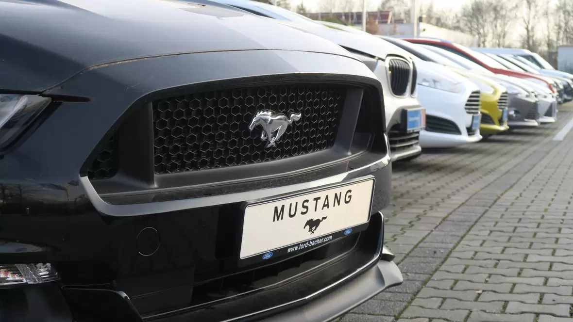 schwarzer-ford-mustang-draussen-stehend-zum-anschauen