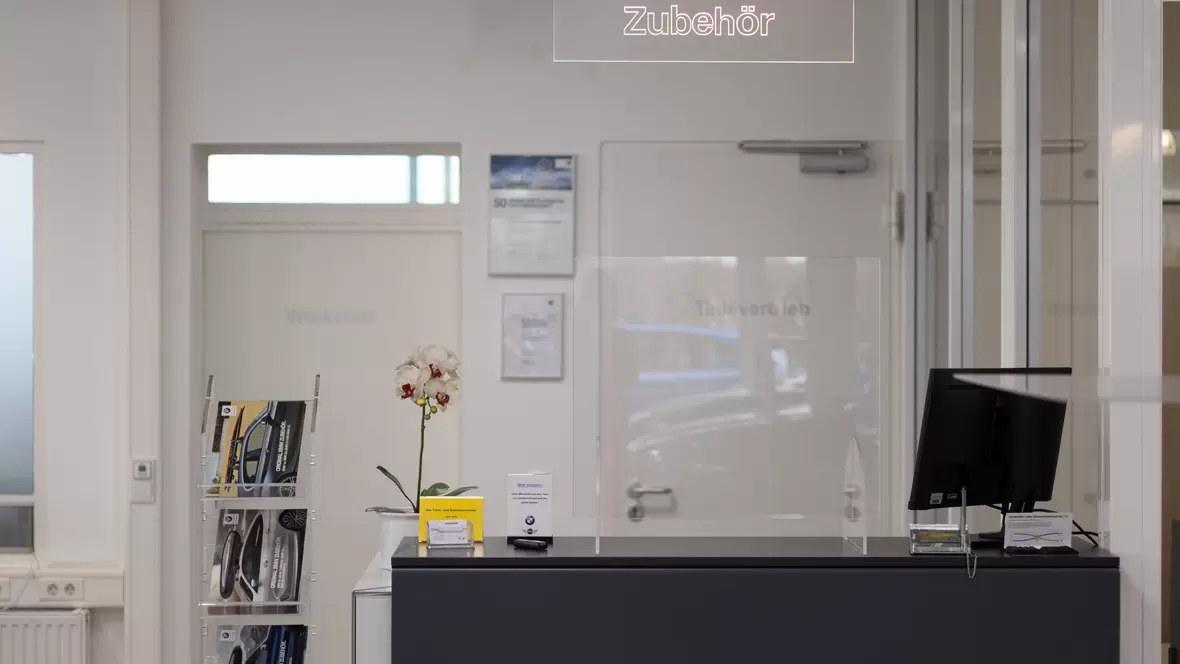 autohaus-hofmann-gmbh-eingangsbereich