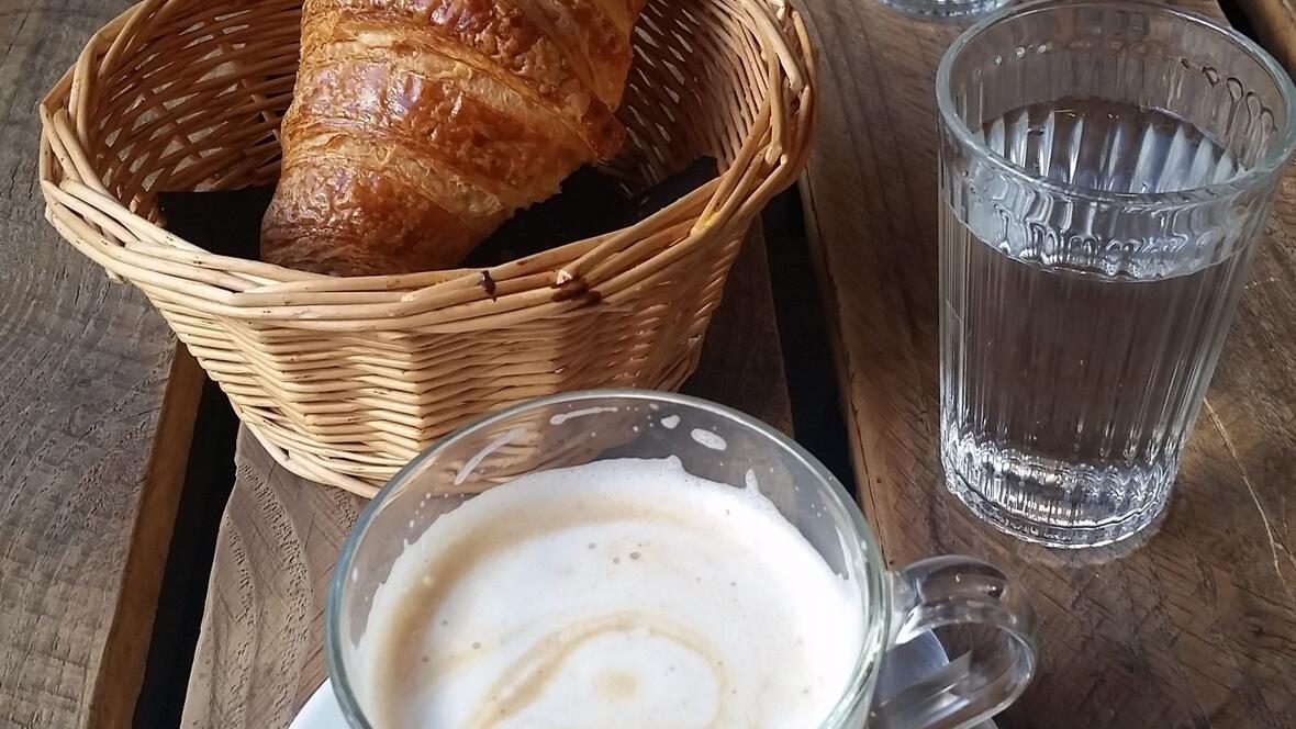 baustellencafe-goebel-umbau-kaffee-croissant