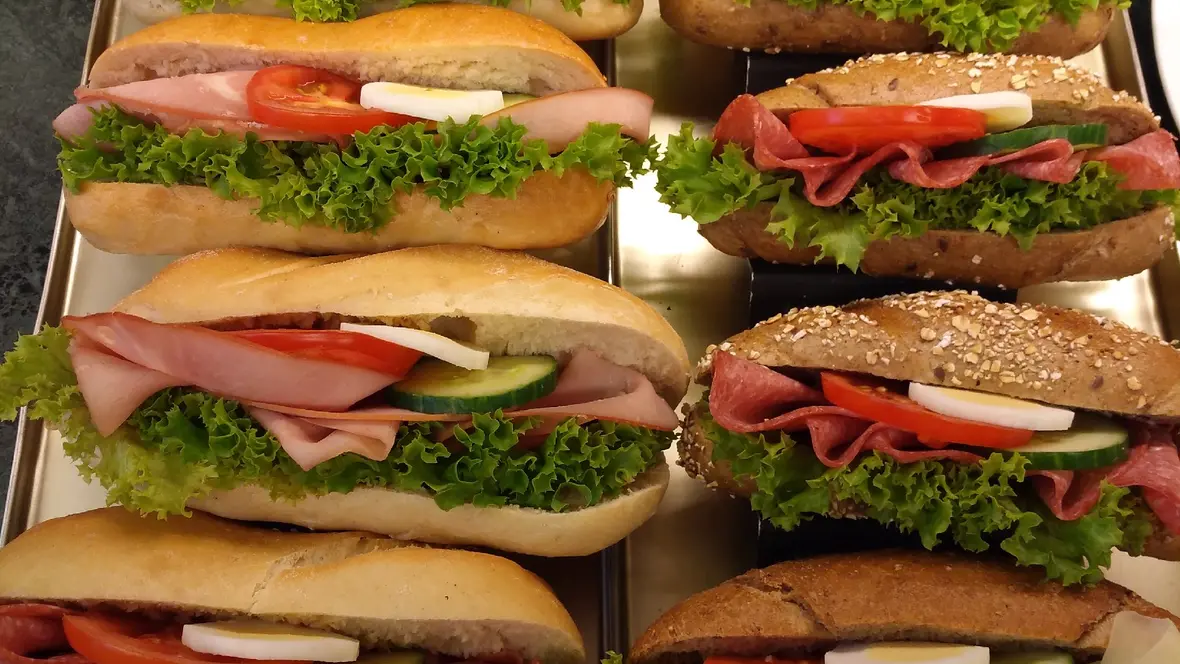 salami-kaese-und-schinkensemmeln-zum-mitnehmen-baeckerei-goebel