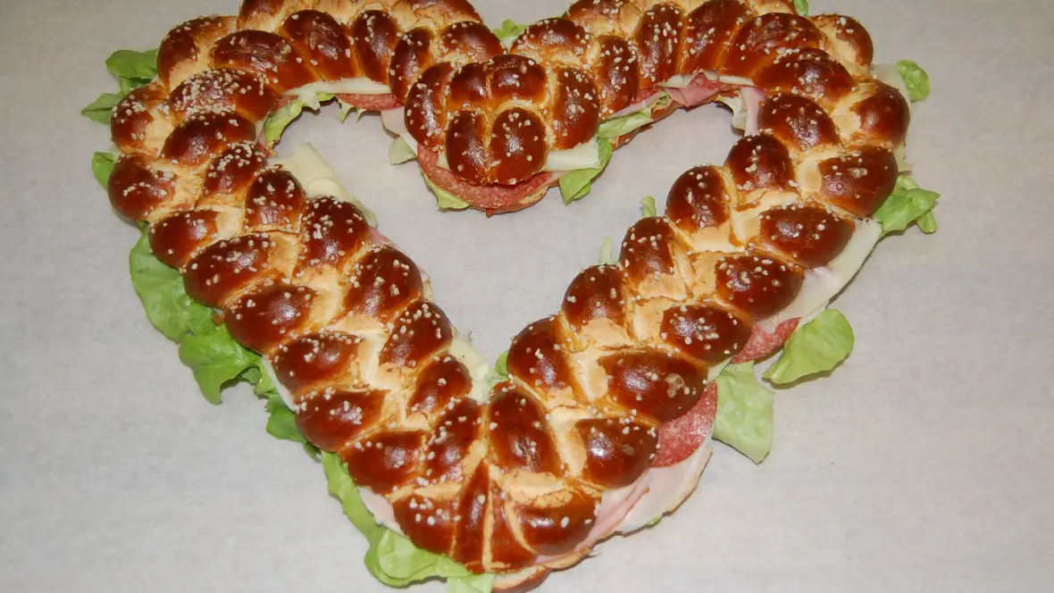mit-schinken-salami-kaese-und-salat-belegter-herz-zopf