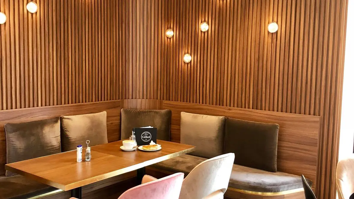 weiche-sitzecke-mit-holz-vertaefelten-waenden-im-cafe-goebel-in-neuburg