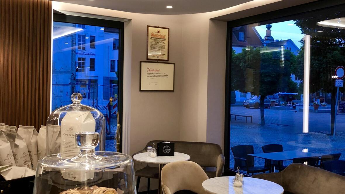 grosse-fenster-mit-blick-auf-den-schrannenplatz