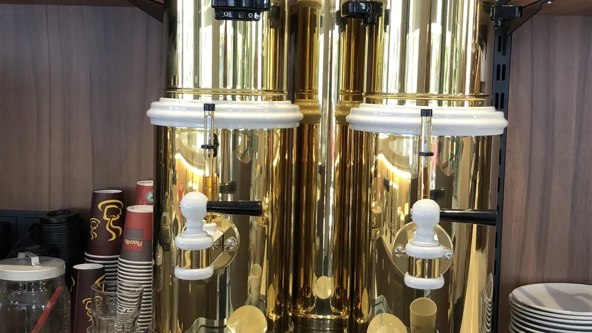 cafe-goebel-grosse-vergoldete-kaffemaschine-astoria