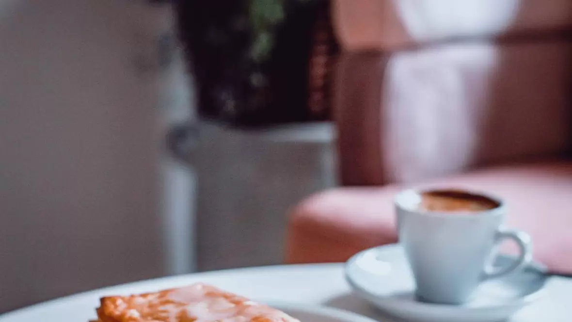 blaetterteig-tasche-und-kaffee-von-der-baeckerei-schlegl