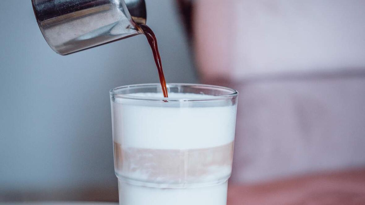 latte-macchiato-in-der-baeckerei-schlegl