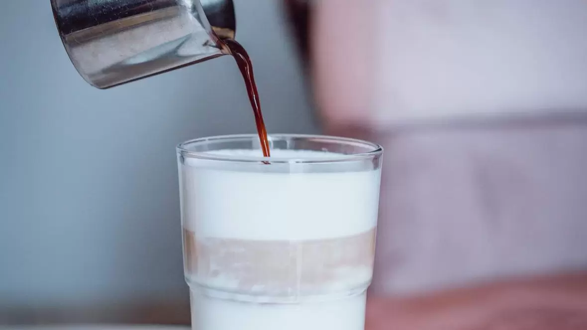 latte-macchiato-in-der-baeckerei-schlegl