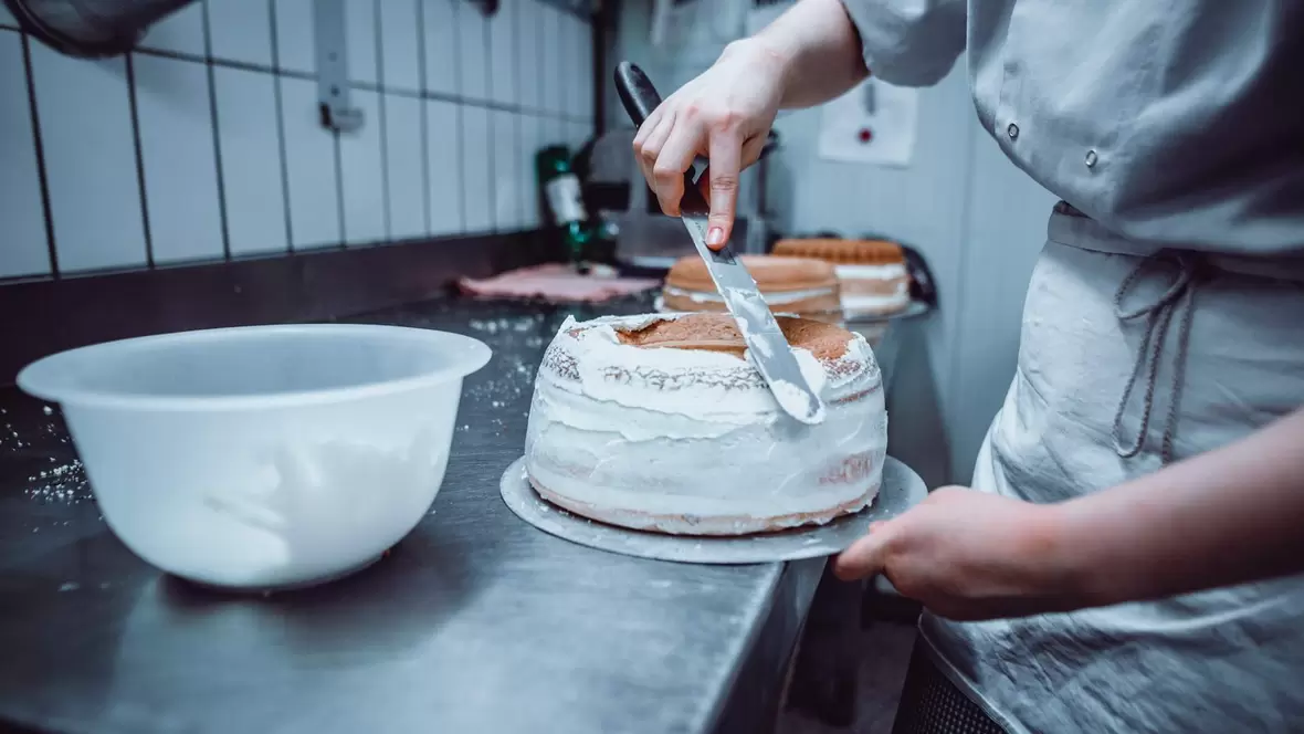 verzierung-kuchen-mit-creme-baeckerei-schlegl