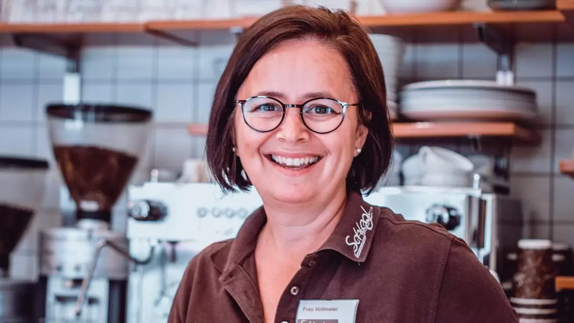mitarbeiterin-der-baeckerei-schlegl-in-neuburg-mit-tablett-kaffee-und-kuchen