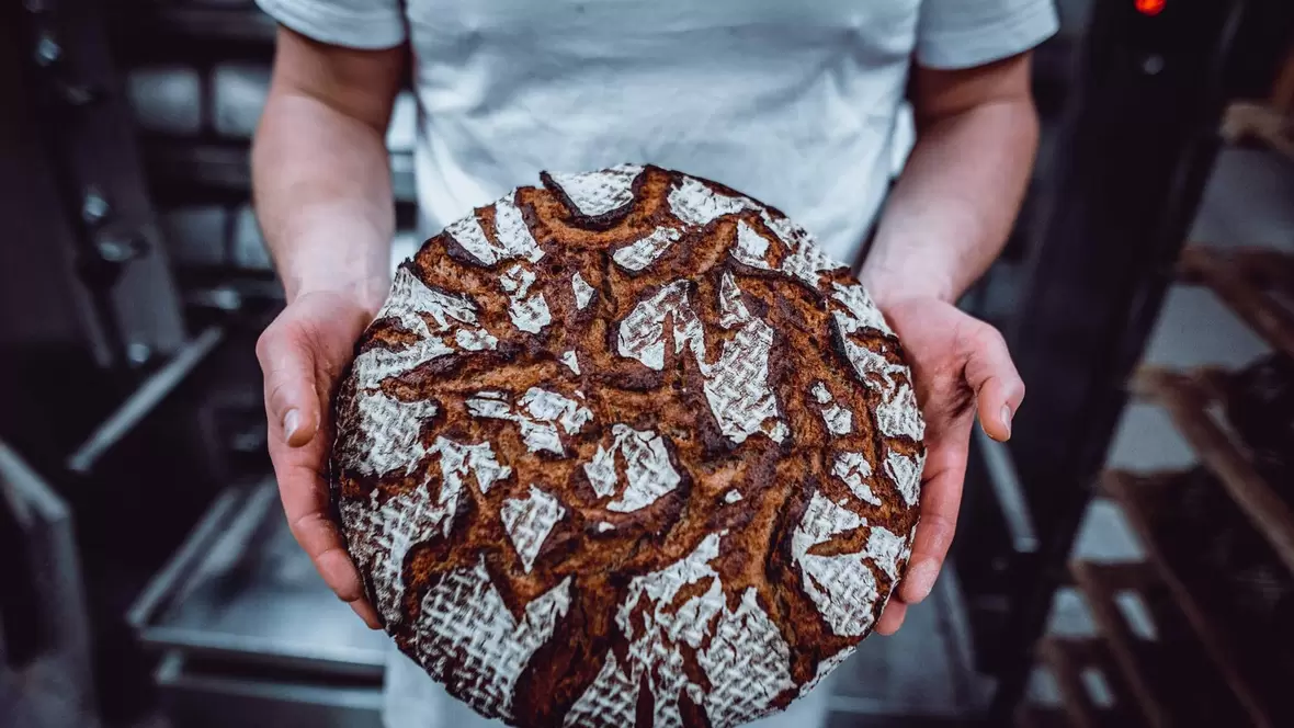 dunkles-brot-der-baeckerei-schlegl